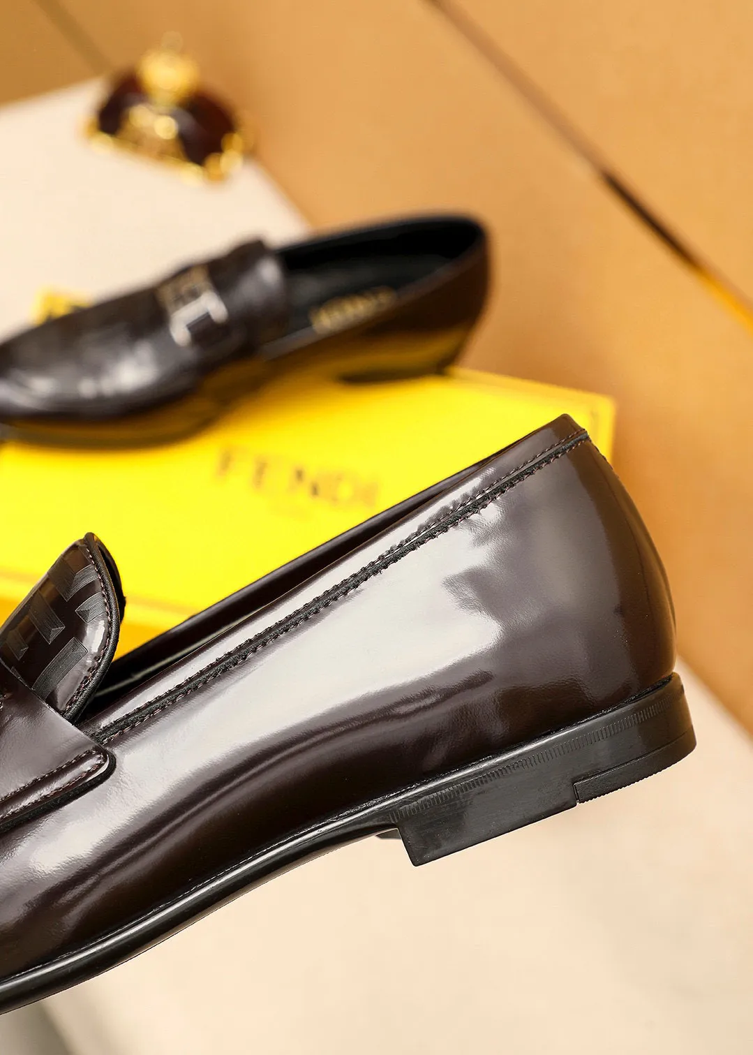 Men's shoes 💰442 💐 Product trademark: FENDI [Fendi] casual leather shoes Regular size: 38-44 (45🉑️customized) Product materials: Selected imported first-layer patent leather laser upper + luxury hardware buckle, imported cowhide leather lining. Strong three-dimensional visual effect, rubber outsole Color: 1⃣️color optional